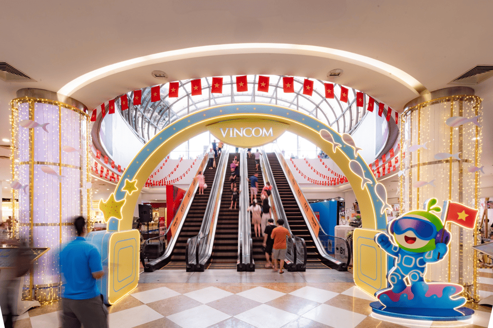 The space inside Vincom Mega Mall Times City is large and modern, with many stalls selling fashion and cosmetics (Source: Vincom)